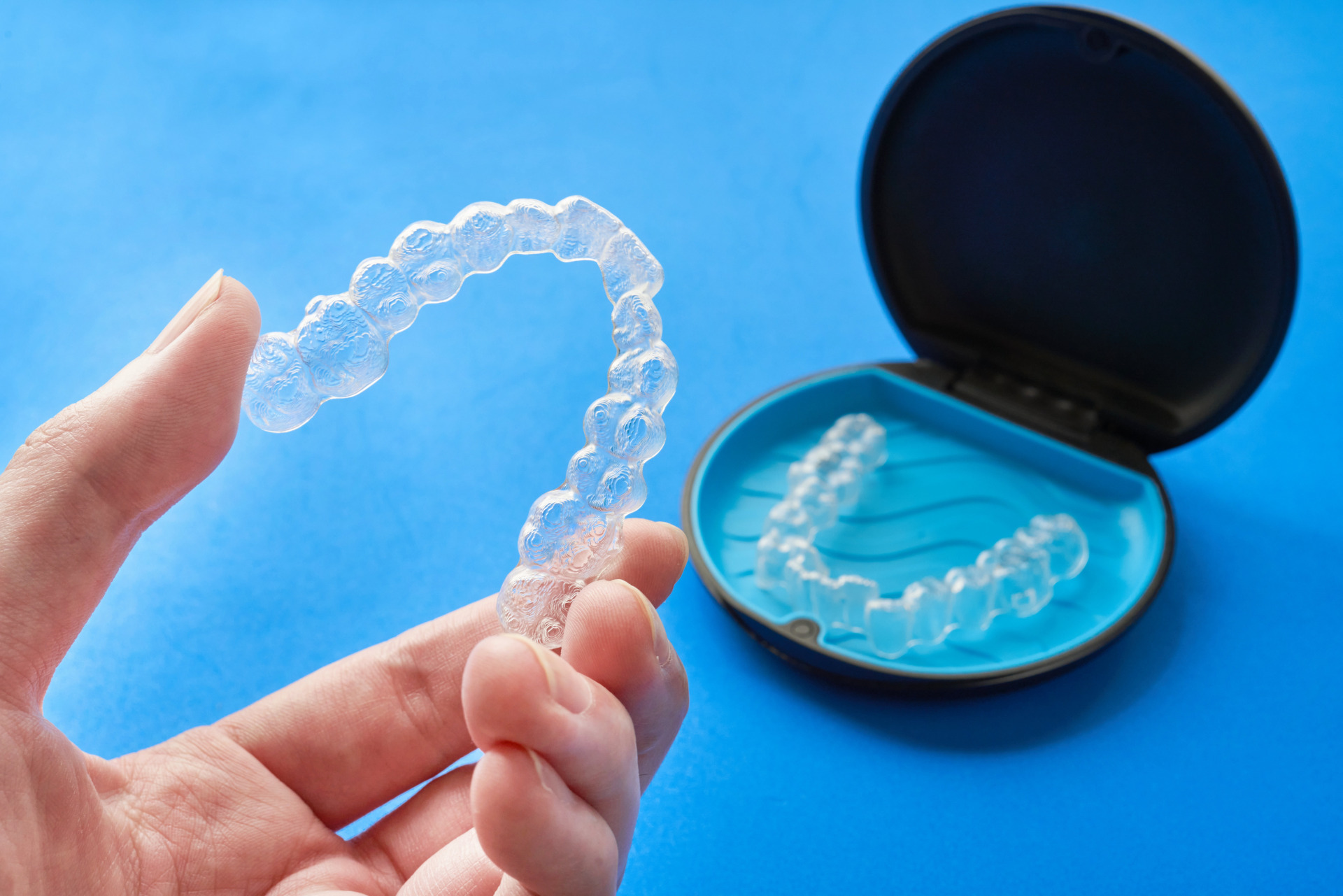 Khay niềng trong suốt Invisalign Express hai hàm kèm hộp đựng