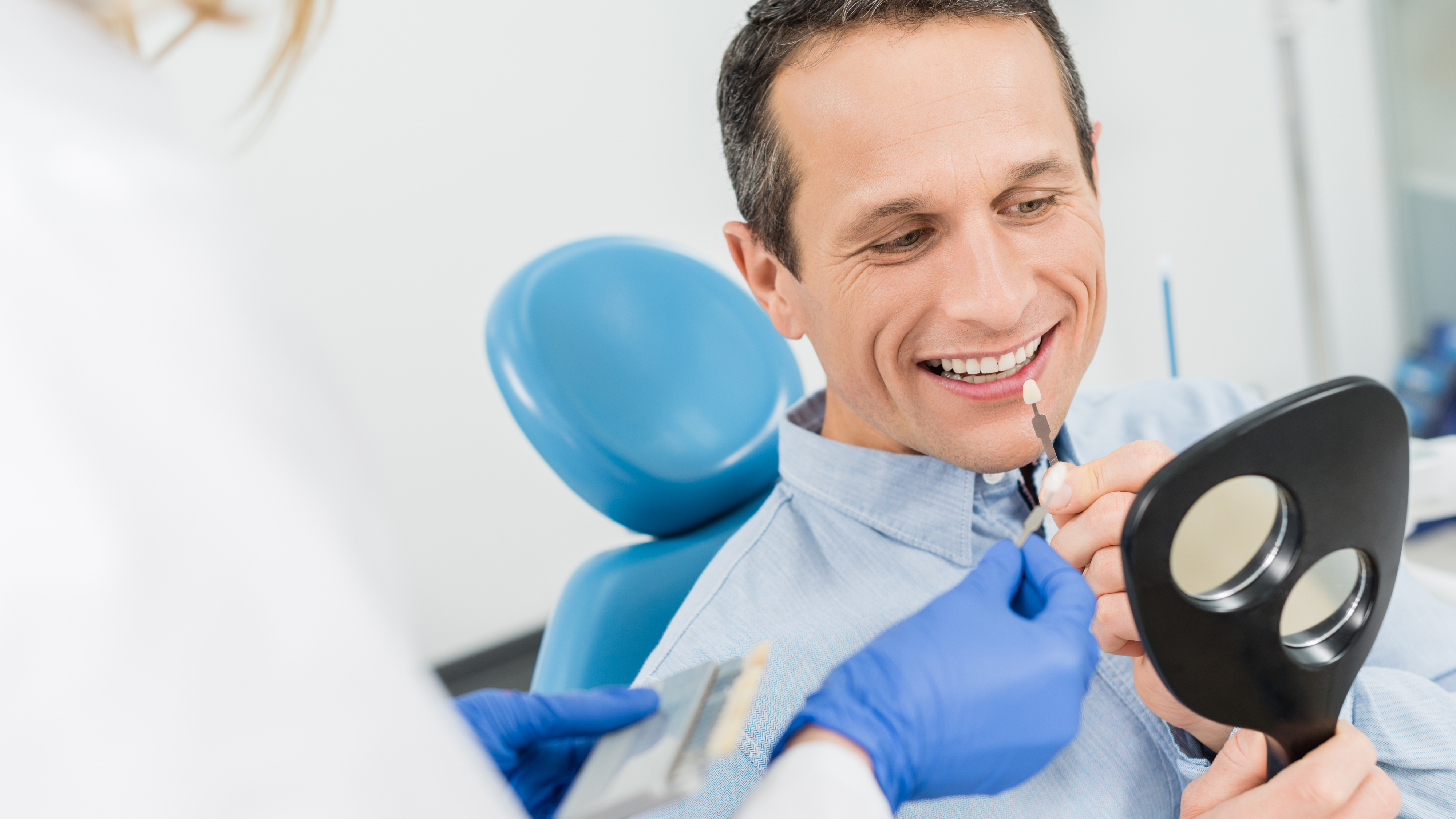 Bác sĩ tư vấn nam khách hàng kích thước và chất liệu răng phù hợp trước khi trồng