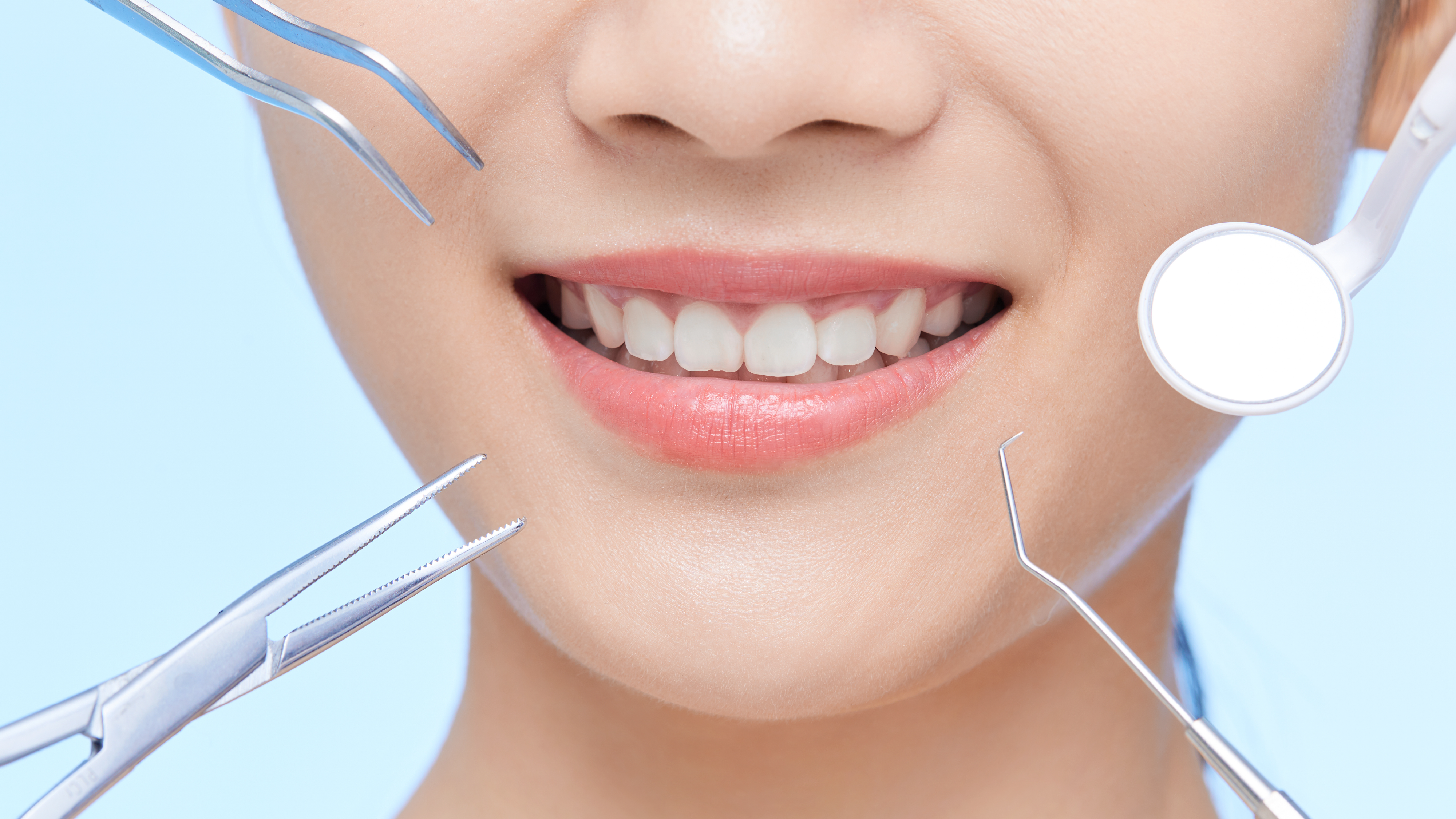 Bác sĩ thăm khám răng trước khi vào chu trình nhổ răng